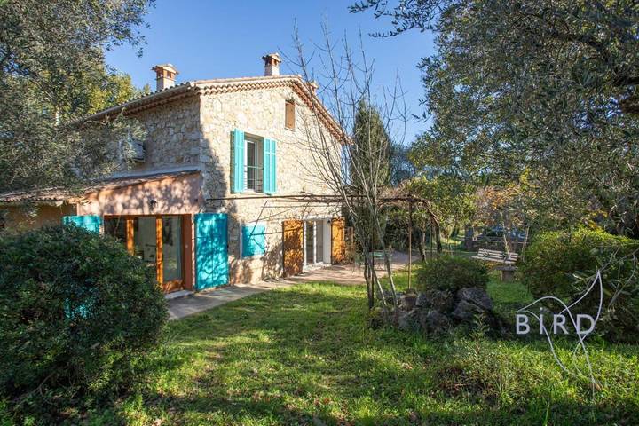 Gîte pour 10 personnes, avec jardin à La Tour