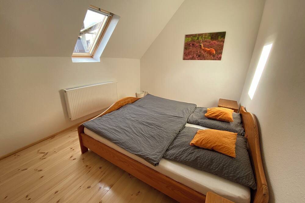 Ganze Wohnung, Ferienwohnung im Dachgeschoss in großzügigem Haus mit Hof und Garten in Muldestausee, Dübener Heide