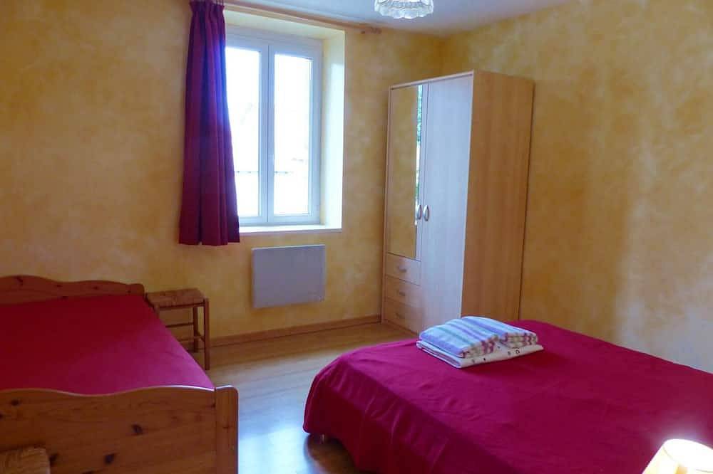 Appartement entier, Appartement chaleureux pour randonnées au Pays d'Huriel in Saint-Palais (Allier), Région de Montluçon