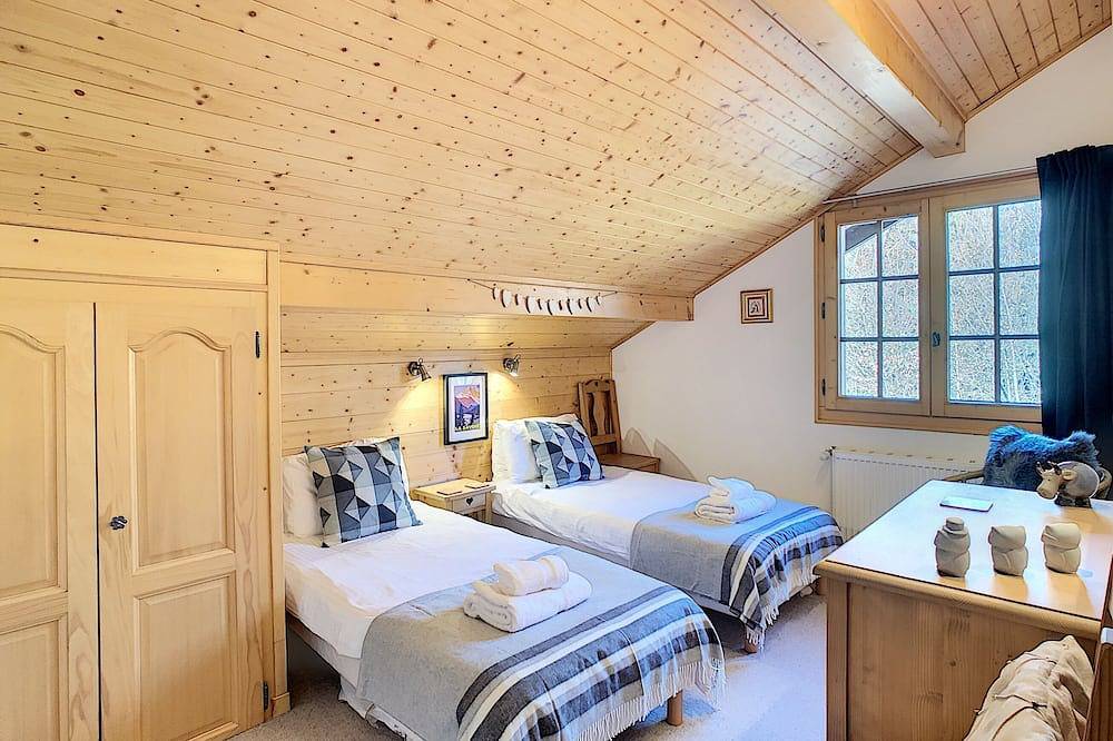 Beautiful chalet, large private garden, 5 minutes walk to ski lifts and lac bleu in Station de Morillon, Grand Massif