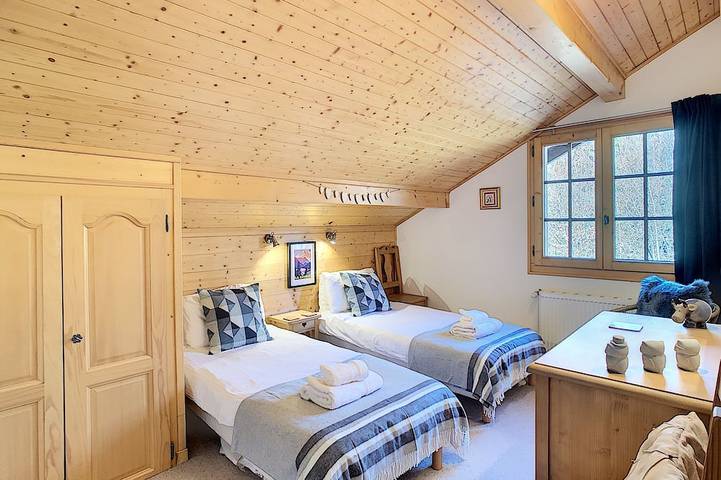Beautiful chalet, large private garden, 5 minutes walk to ski lifts and lac bleu in Station de Morillon, Grand Massif