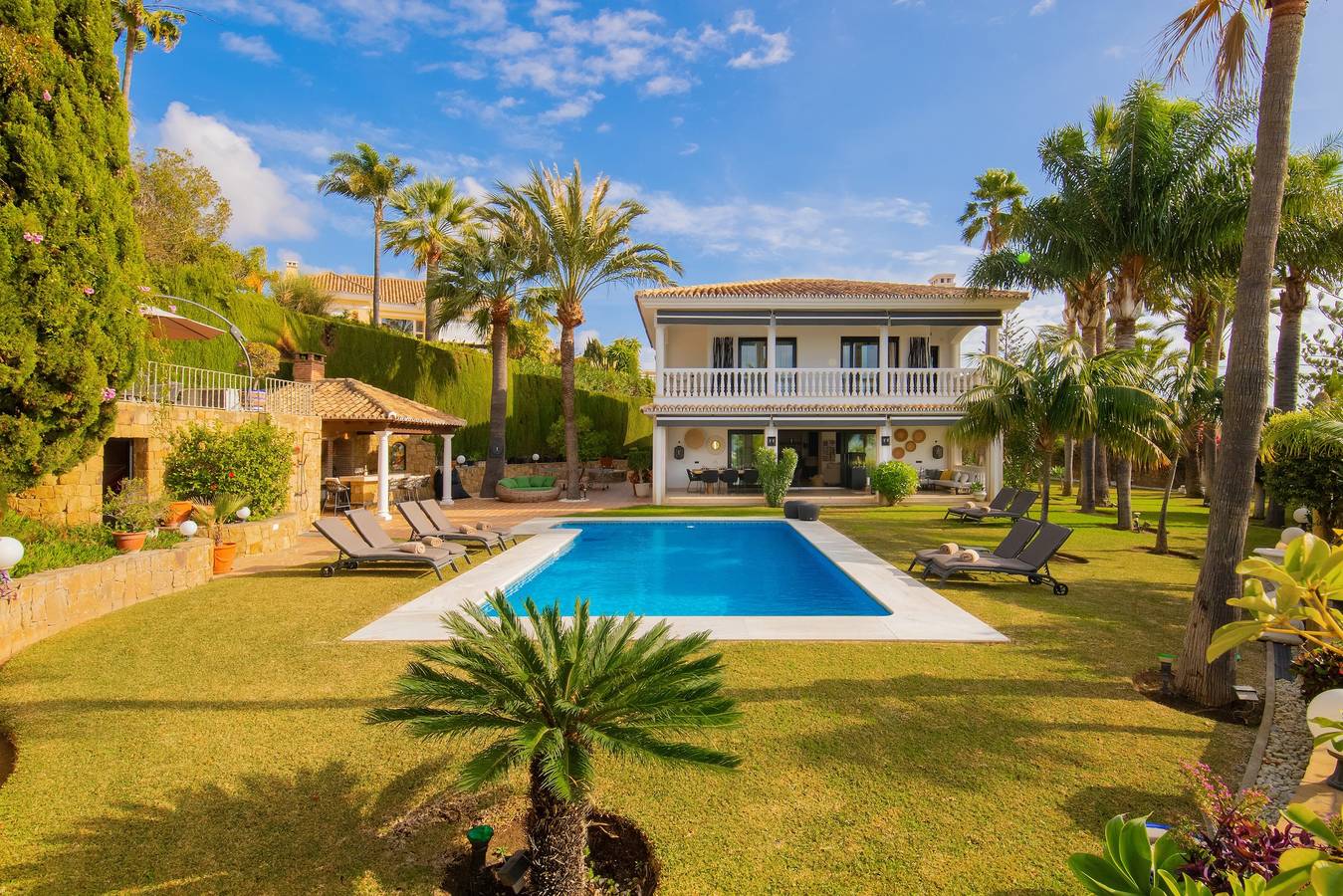 Villa 'Flores' with Sea View, Wi-Fi and Air Conditioning in Las Chapas, Marbella