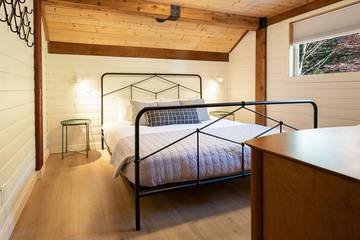 Log Cabin for 6 Guests in Alberni Clayoquot, Picture 2