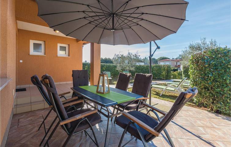 Spacieux, à 2 km de la plage : appartement confortable avec terrasse et équipements in Umag, Région d'Umag