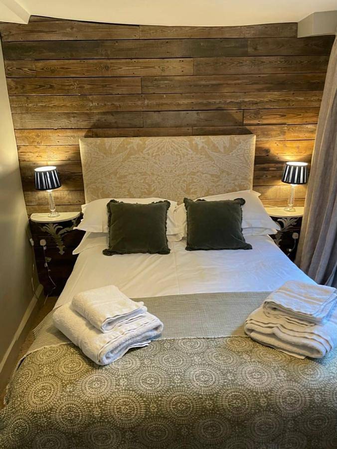 Small Double Room in Stow-on-the-Wold, Gloucestershire
