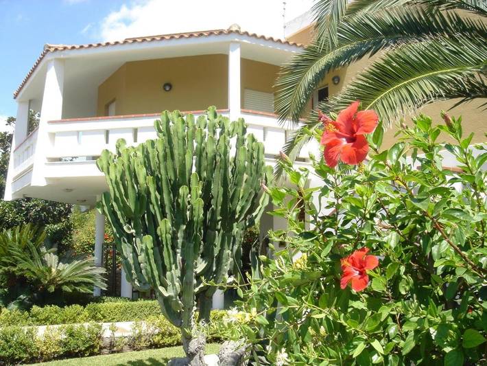 Villa per 6 persone, con giardino e panorama in Fontane Bianche