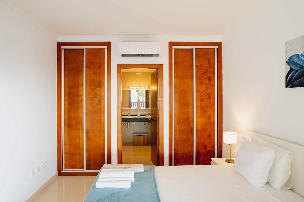 6 Bed Holiday Villa | Heated Pool | Hot Tub | Beach & Waterparks | Playa Blanca in Playa Blanca, Yaiza