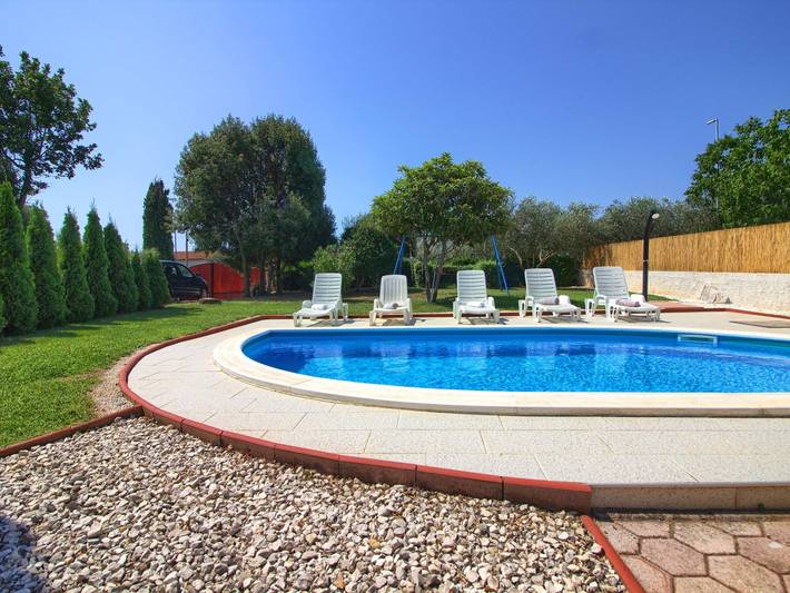 Ferienhaus für 8 Personen, mit Terrasse und Garten sowie Pool