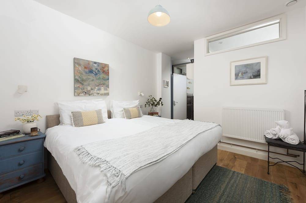 Entire apartment, Hypatia Apartment - Stunning Apartment. Close To Beaches. Dog Friendly in Penzance, Cornwall