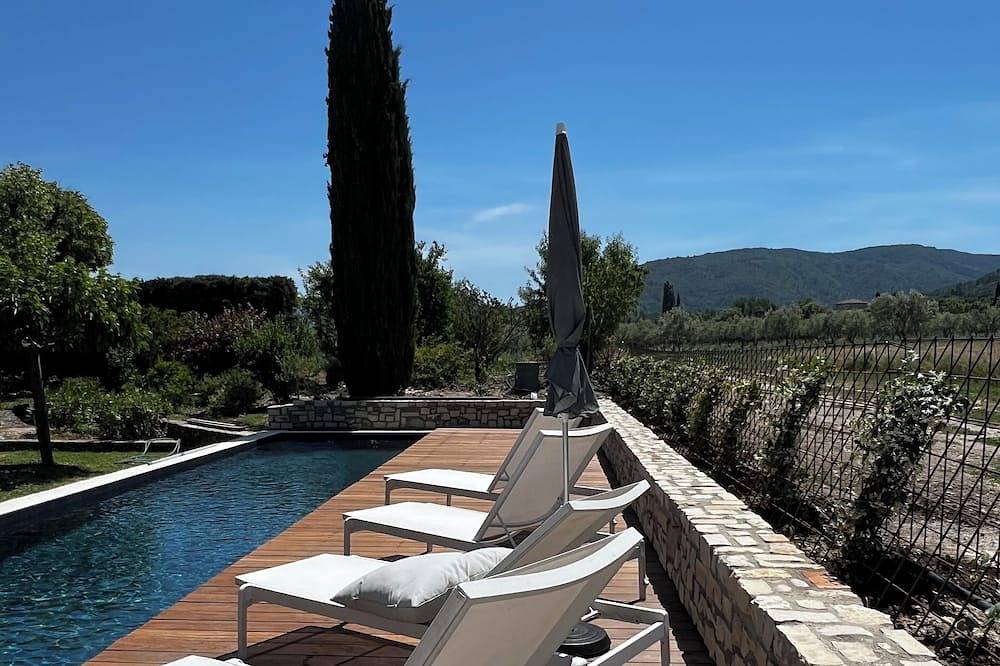 Maison avec piscine, jardin et vue sur le village historique du Crestet in Crestet, Parc naturel régional du Mont-Ventoux