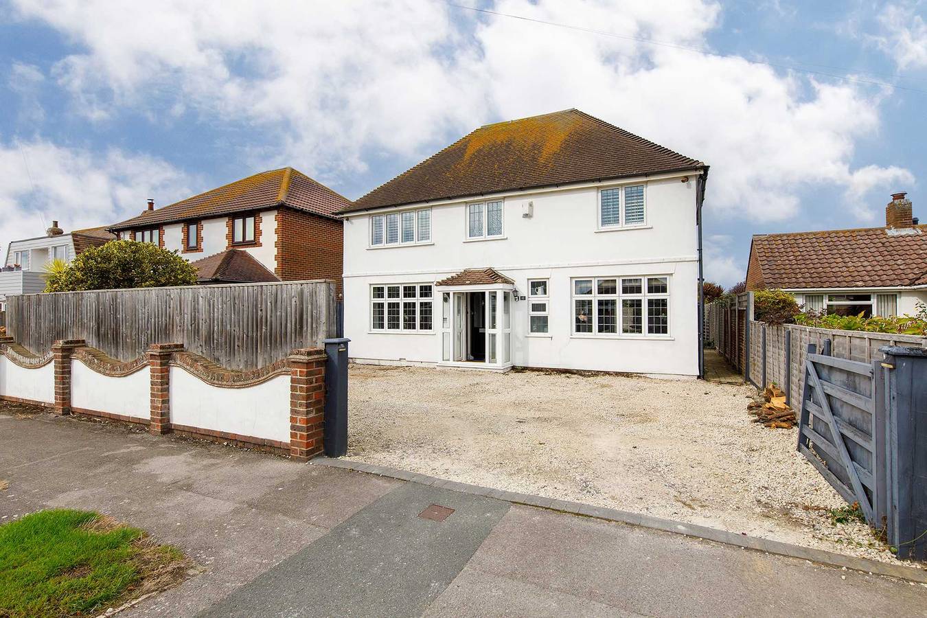 Bright & Modern 4 br House 100 metres from Beach! in West Wittering, West Sussex