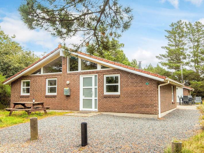 Ferieudlejning for 8 personer, med terrasse og pool såvel som jacuzzi og sauna, børnevenlig i Blåvand