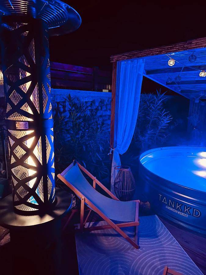 Location de vacances pour 2 personnes, avec jacuzzi et sauna ainsi que piscine et jardin à Saint-Étienne-de-Fontbellon - 4