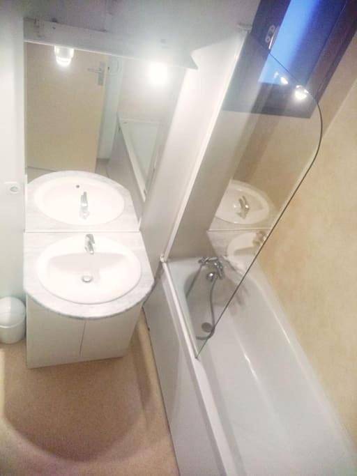 Gîte pour 5 personnes, avec piscine et jardin ainsi que vue et terrasse à Ignaux - 4