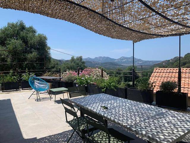 Location de vacances pour 15 personnes, avec Balcon et Terrasse ainsi que Jardin et Piscine à Zilia