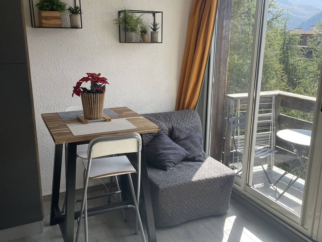 Entire studio, Cozy Studio for 2 in Heart of Merlette - Near Pistes & Shops! in Orcières, Écrins National Park