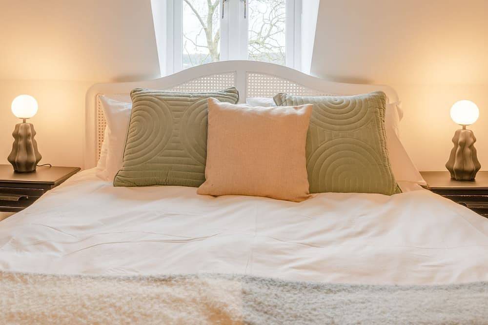 Landers, Cheltenham - sleeps 10 guests  in 5 bedrooms in Great Witcombe, Gloucestershire