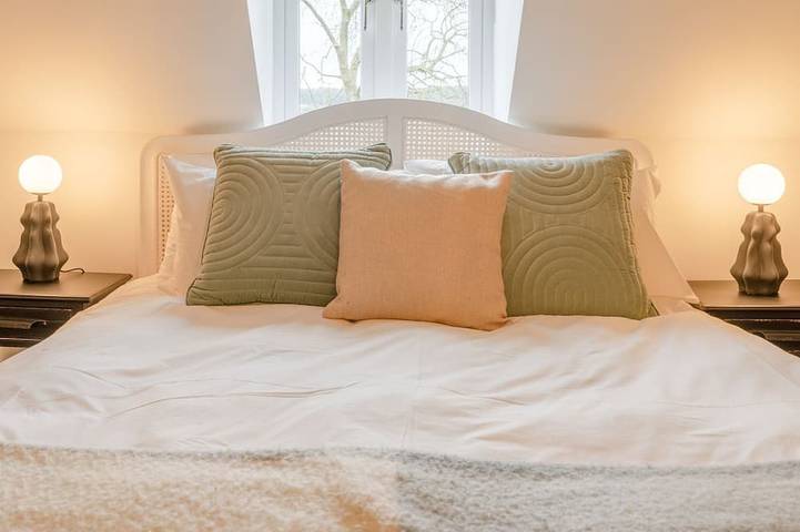 Landers, Cheltenham - sleeps 10 guests  in 5 bedrooms in Great Witcombe, Gloucestershire