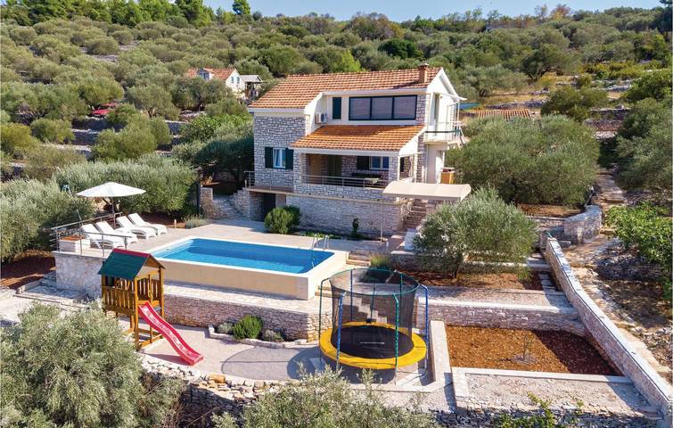 Relaxing 2.5km from Beach: Spacious Apartment with Pool & Terrace in Vela Luka, Korcula