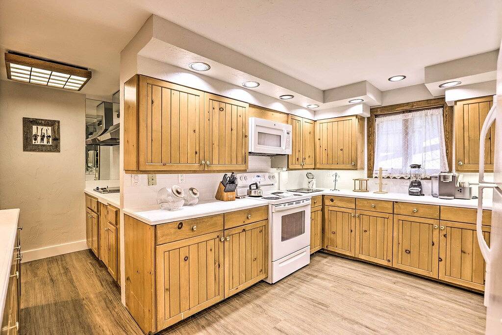 Luxury Keystone Cabin w/ Hot Tub, 1 Mi to Lifts! in Arapahoe Basin