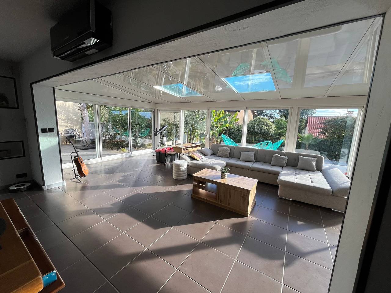 Spacious Villa Zena for 11 Guests Near Airport and Eurexpo in Saint-Bonnet-de-Mure, Rhône