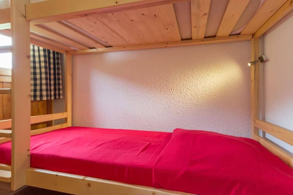 Entire apartment, Renovated studio near slopes with balcony in La Plagne, Bellentre