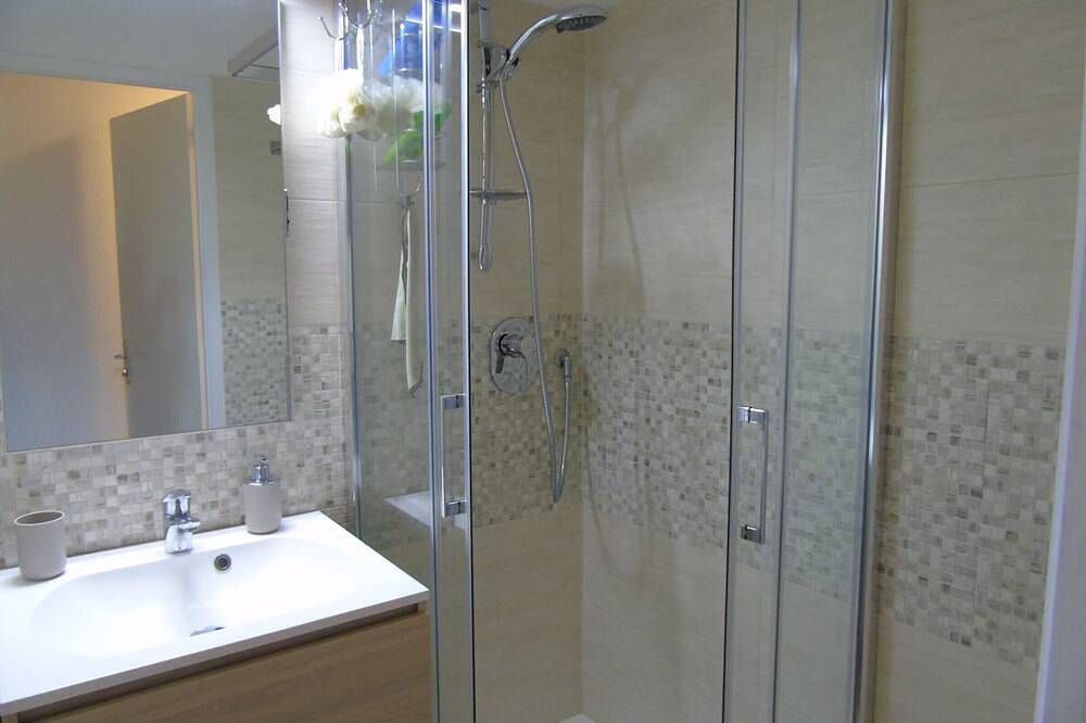 Ganze Wohnung, Gemütliches 2-Zimmer-Apartment mit Terrasse, 4. Etage, nahe Skilifte und Geschäfte, für 6 Personen in Valfréjus, Modane
