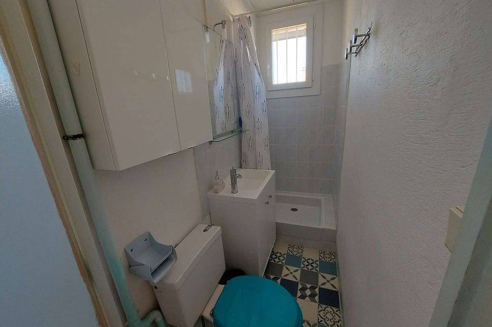 Entire apartment, Cozy 2-Room Apartment with Terrace & Parking Near Beach and Market in Marseillan-Plage, Marseillan