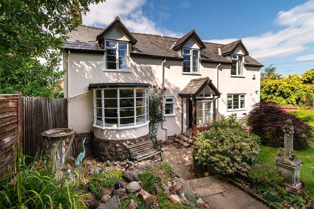 Eleri Cottage, pet friendly, with a garden in Great Malvern in Malvern, Worcestershire