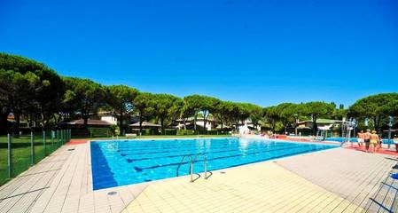 Ferienhaus für 7 Personen, mit Terrasse und Garten sowie Pool, mit Haustier in Bibione
