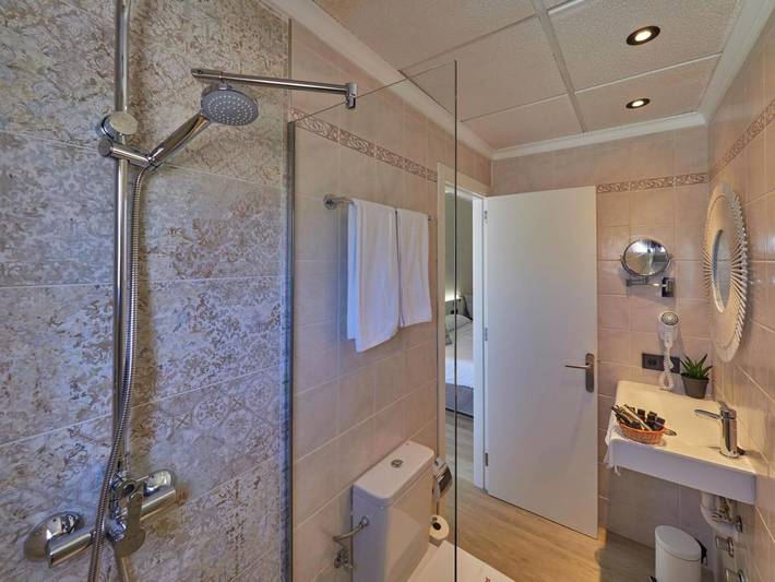 Hôtel pour 2 personnes, avec vue ainsi que terrasse et piscine, animaux acceptés à Peguera - 2