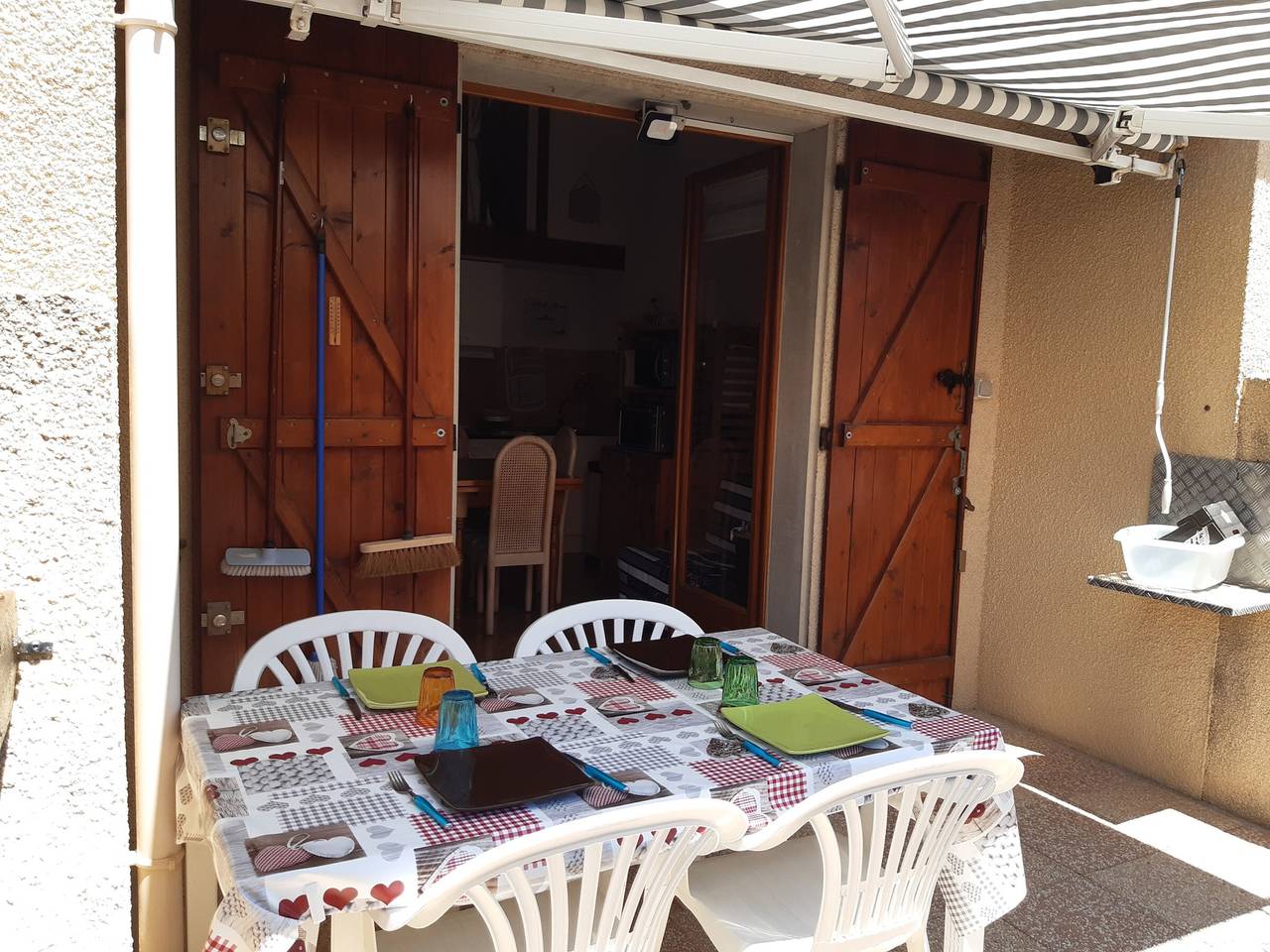 **Charmante Villa Climatisée 4P Face au Lac, Terrasse, Parking, 800m Plage, Proche Commerces** in Port Leucate, Leucate
