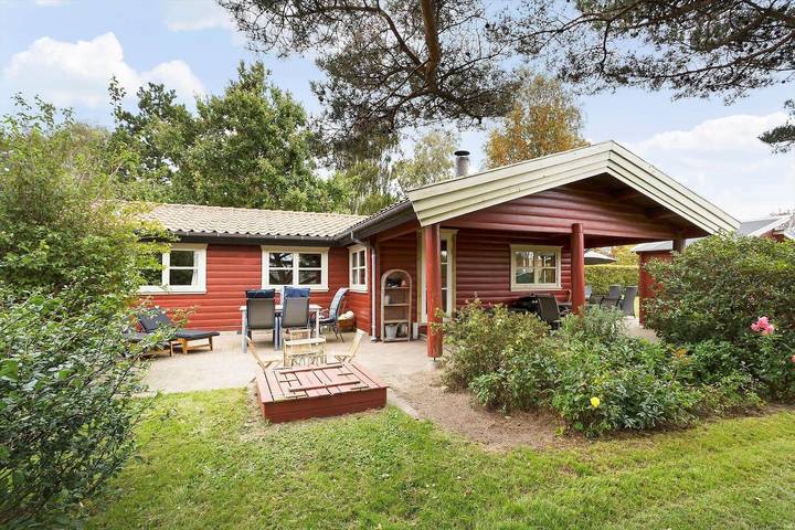 Ferieudlejning for 6 personer, med have og terrasse, børnevenlig i Pøt Strandby