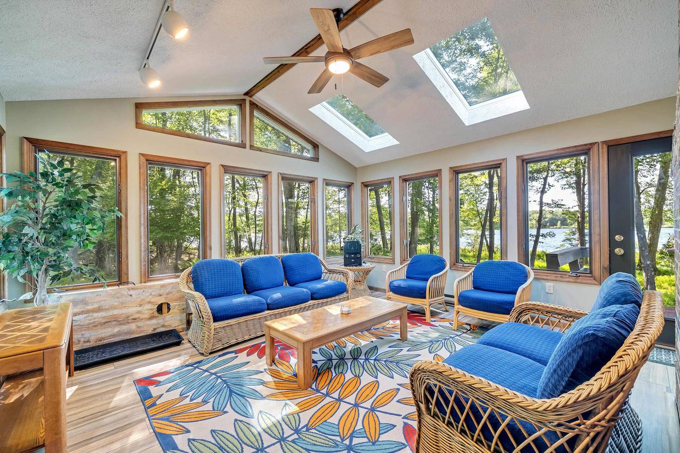 Lakefront Poconos Retreat w Hot Tub Dog Friendly in Condado de Lackawanna