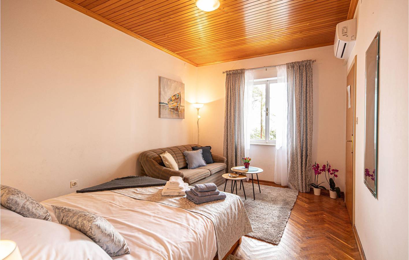 Ganze Ferienwohnung, Gemütliche Wohnung mit Terrasse, in Strandnähe und mit Parkplatz in Podstrana, Split-Dalmatien