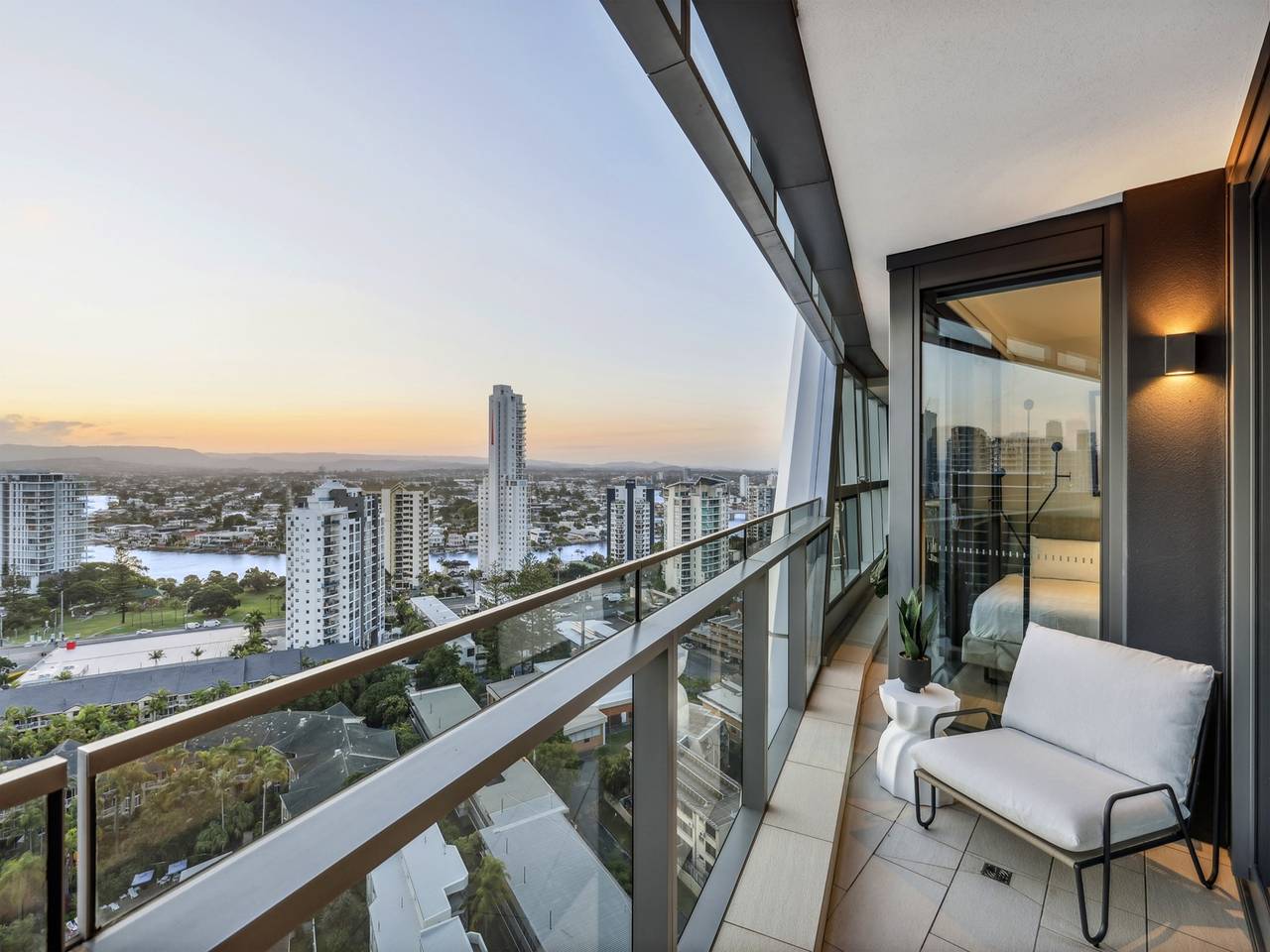 Entire apartment, Jewel Luxury Beachside 2-Bed with Water View in Surfers Paradise, Queensland