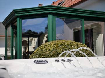 Cottage pour 10 personnes, avec jacuzzi ainsi que terrasse et jardin à Saint-Quentin-en-Tourmont