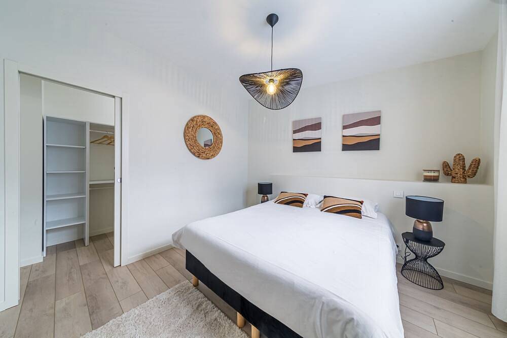 Entire apartment, Le Berthelot Coeur de Brive - 2 Bedrooms - Parking in Brive-la-Gaillarde, Brive-la-Gaillarde region