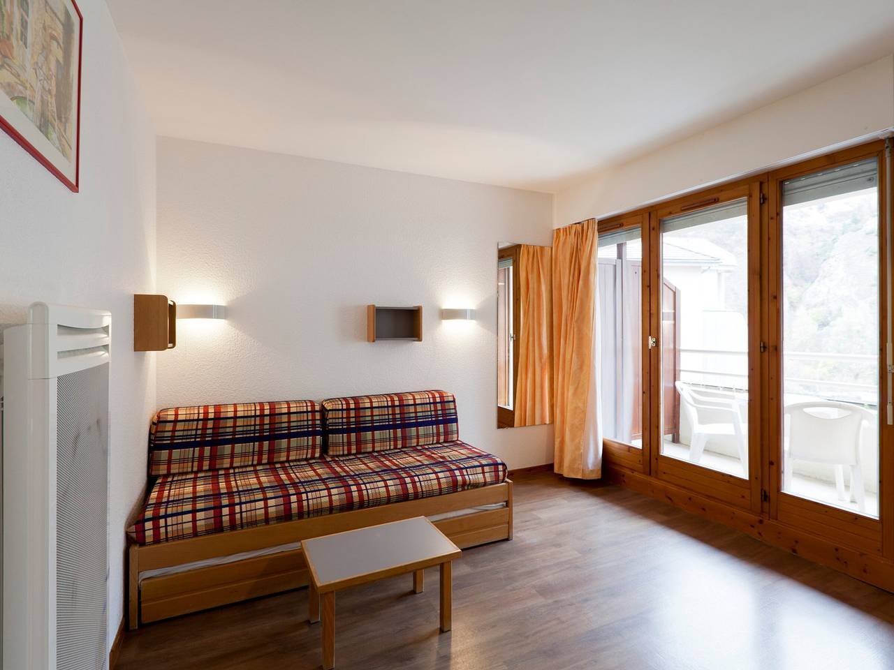 Entire studio, Charming Central Studio for 2 with Balcony & Wi-Fi near Olympe Gondola in Brides-les-Bains, Les Trois Vallées