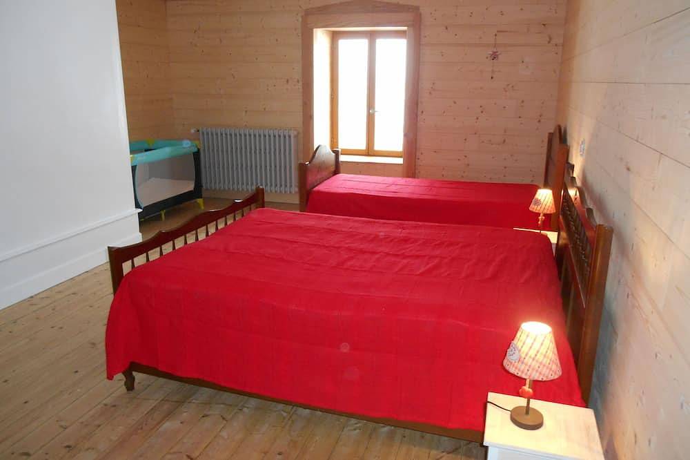 Authentic Jura farmhouse at the gateway to the Cascades du Hérisson in Saugeot, Französischer Jura