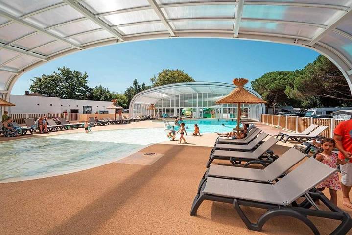 Camping für 6 Personen, mit Terrasse und Pool in Royan