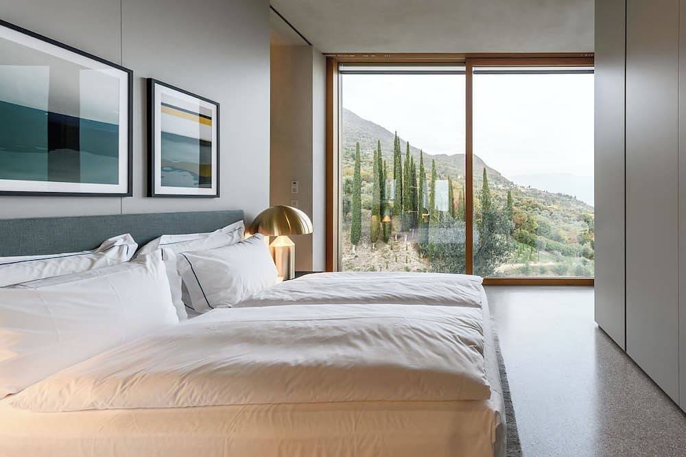 Luxury Villa with infinity pool and lake view from architect David Chipperfield in Gardone Riviera, Montagnes autour du lac de Garde