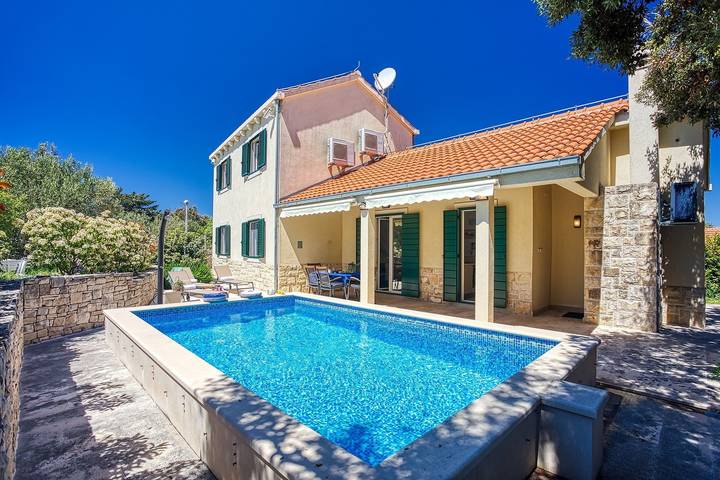 Villa für 6 Personen, mit Balkon/Terrasse und Garten sowie Pool auf Brac