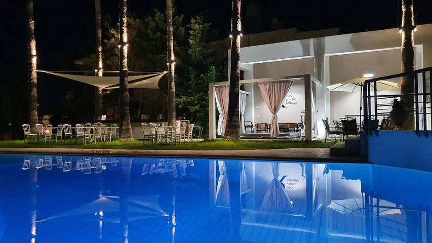 Ferienhaus für 4 Personen, mit Terrasse und Whirlpool sowie Garten und Pool