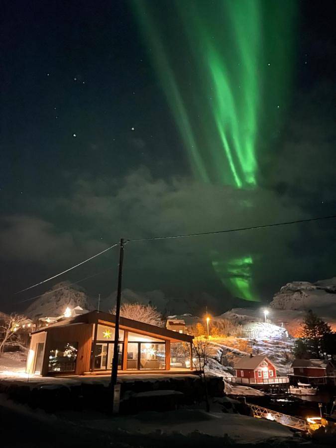 Waterfront Villa with Private Dock in Lofoten in Moskenes 