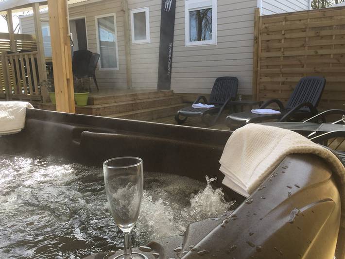 Gîte pour 6 personnes, avec terrasse ainsi que jardin et jacuzzi, animaux acceptés à Contrexéville