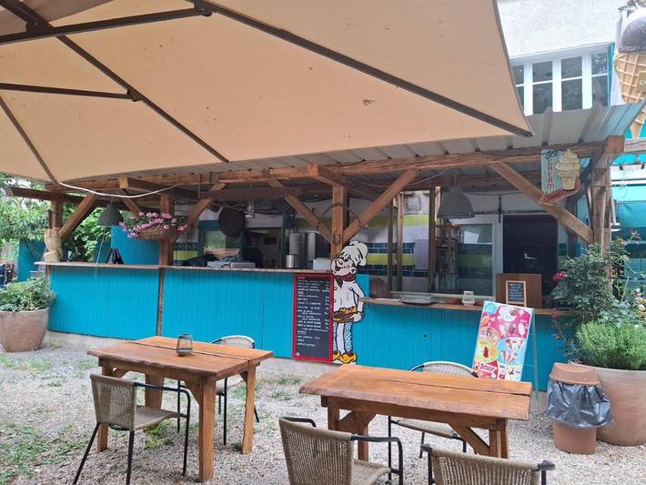 Location de vacances pour 2 personnes, avec jardin ainsi que vue et terrasse à Cassaniouze