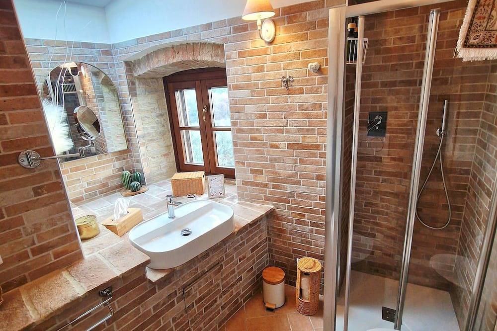 Geheel appartement, Tower of Time. Period residence in a tower from the 1400s. Nature, quiet and art in Torgiano, Provincie Perugia