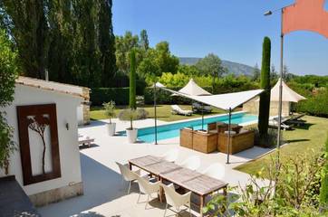 Gîte pour 2 personnes, avec vue ainsi que piscine et jardin à Oppède