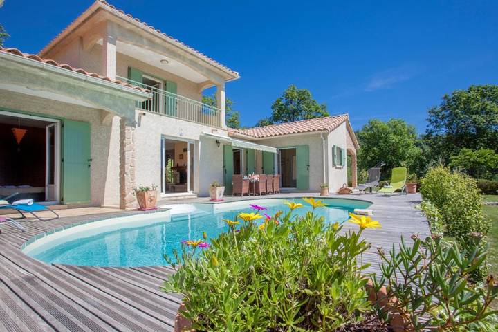 Villa pour 10 personnes, avec piscine ainsi que jardin et vue